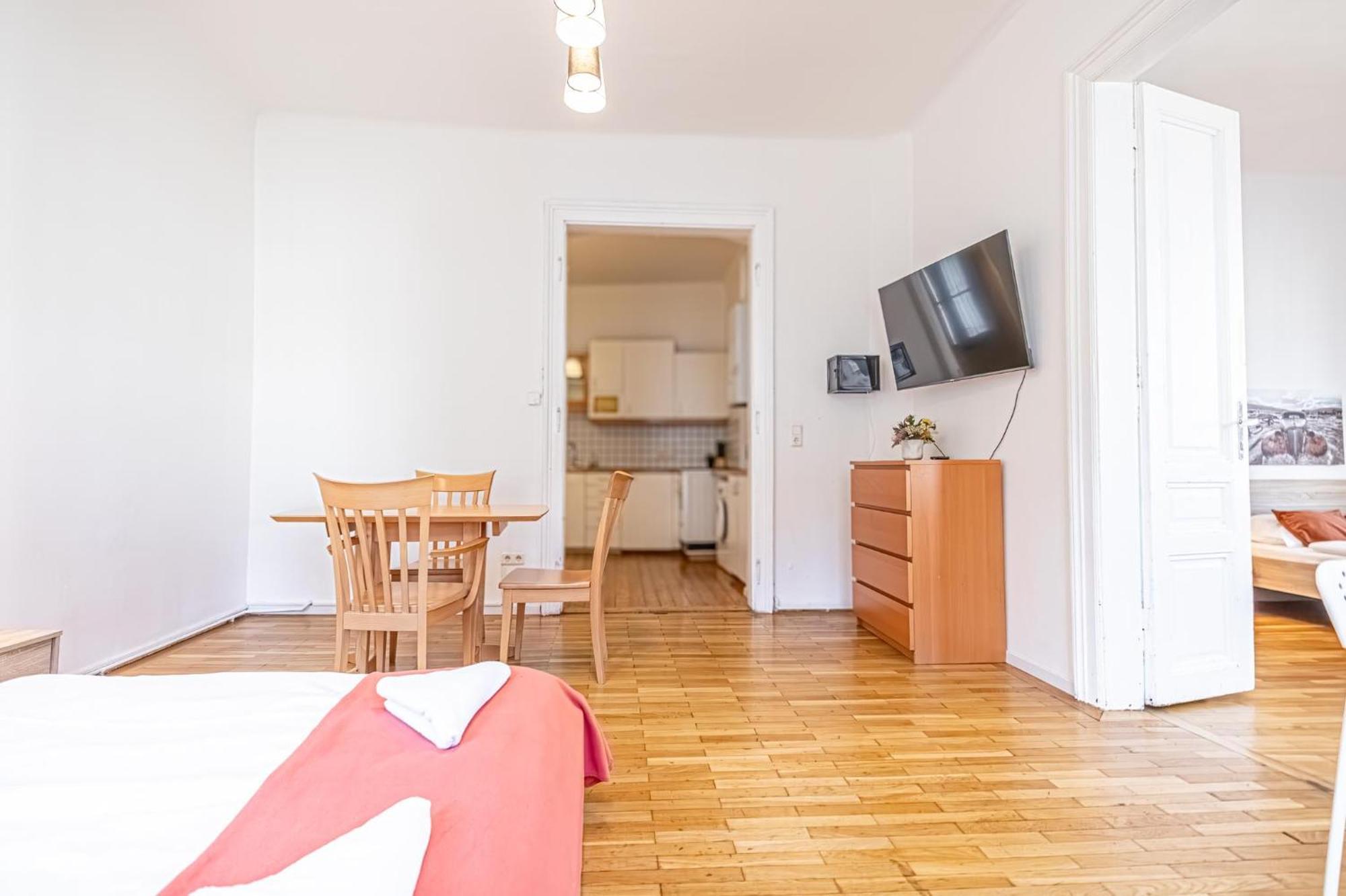 Simple Apartment Near Wiener Stadthalle ภายนอก รูปภาพ